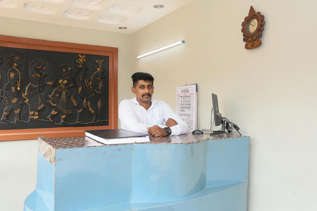 Oyo Flagship Kaveri Tourist Home Guruvāyūr Zewnętrze zdjęcie